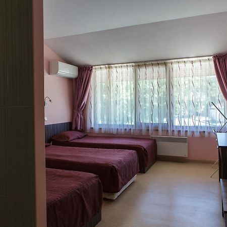 Family Hotel Kipra Bagian luar foto