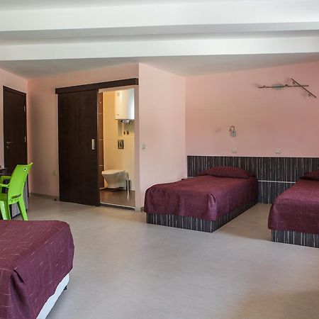 Family Hotel Kipra Bagian luar foto
