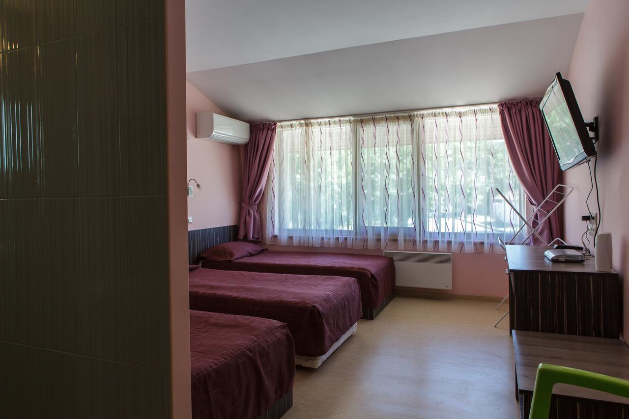 Family Hotel Kipra Bagian luar foto