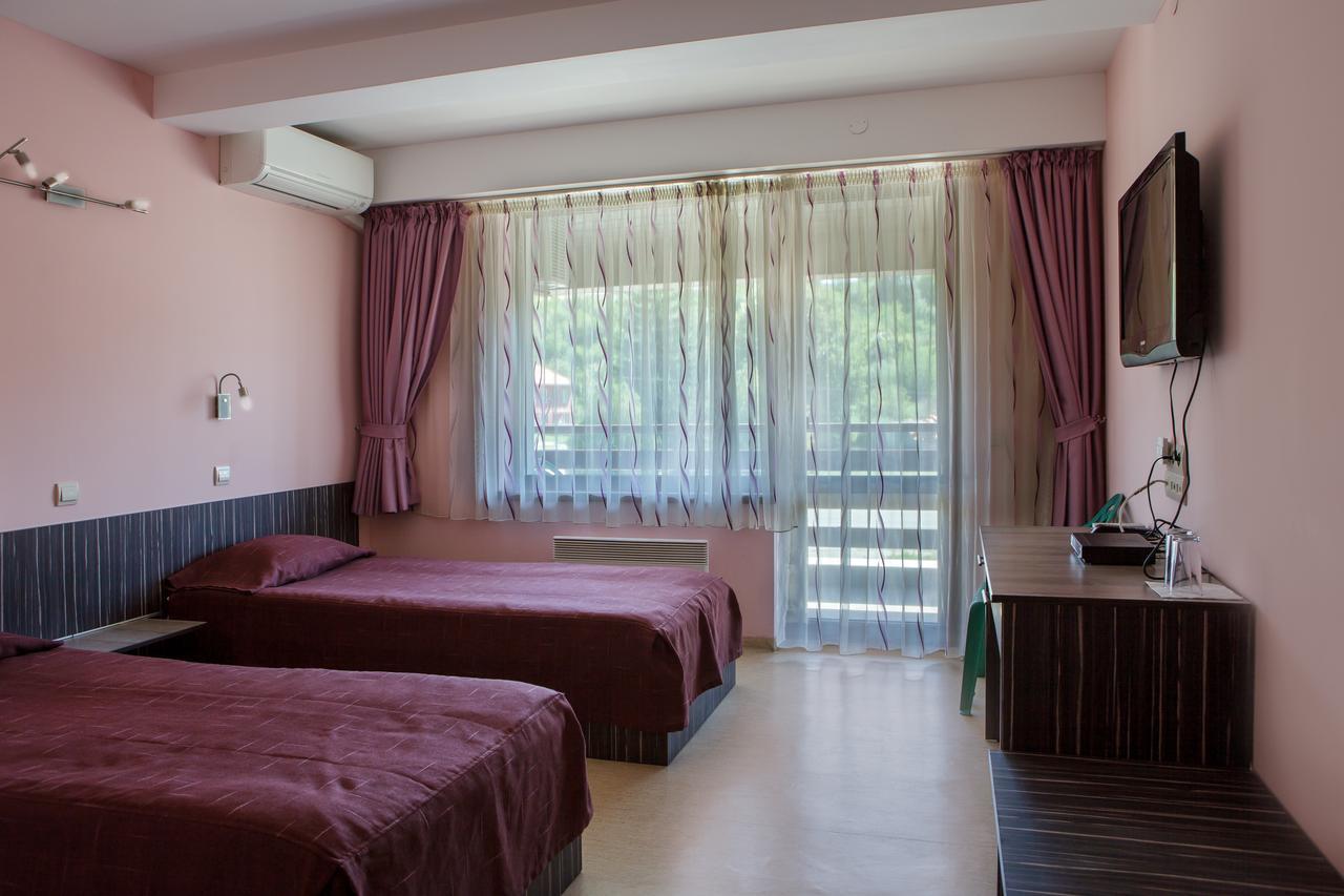 Family Hotel Kipra Bagian luar foto