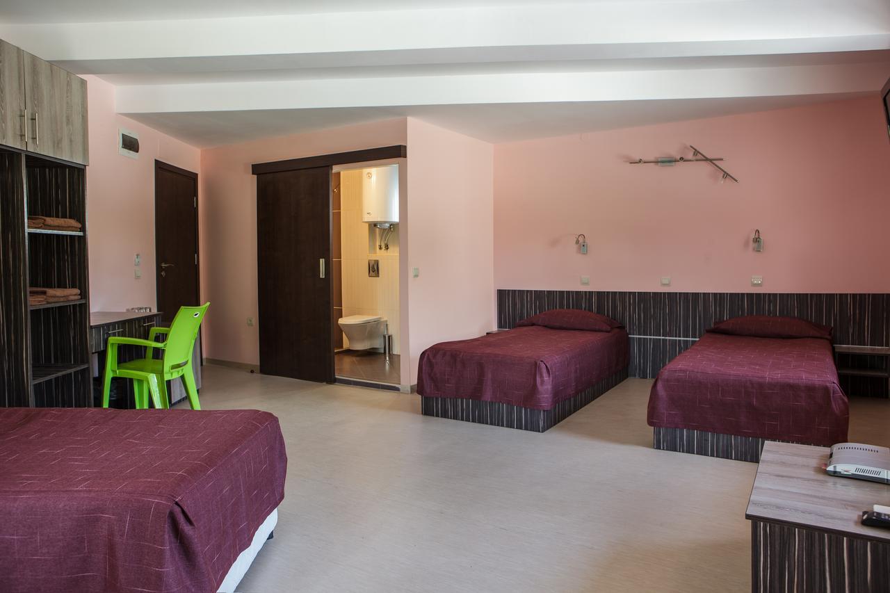 Family Hotel Kipra Bagian luar foto