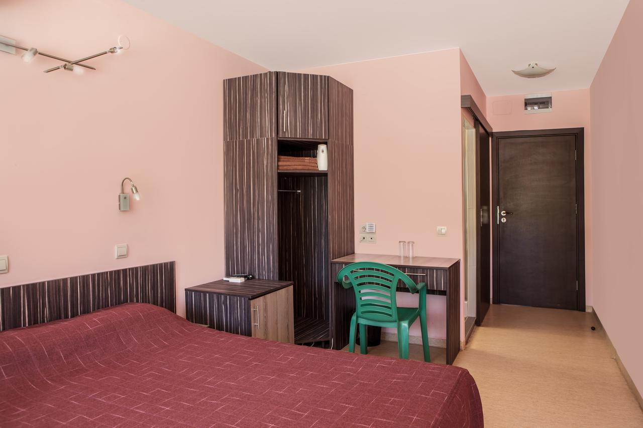 Family Hotel Kipra Bagian luar foto