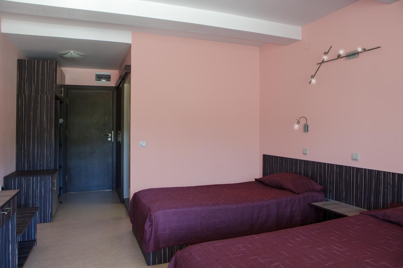 Family Hotel Kipra Bagian luar foto