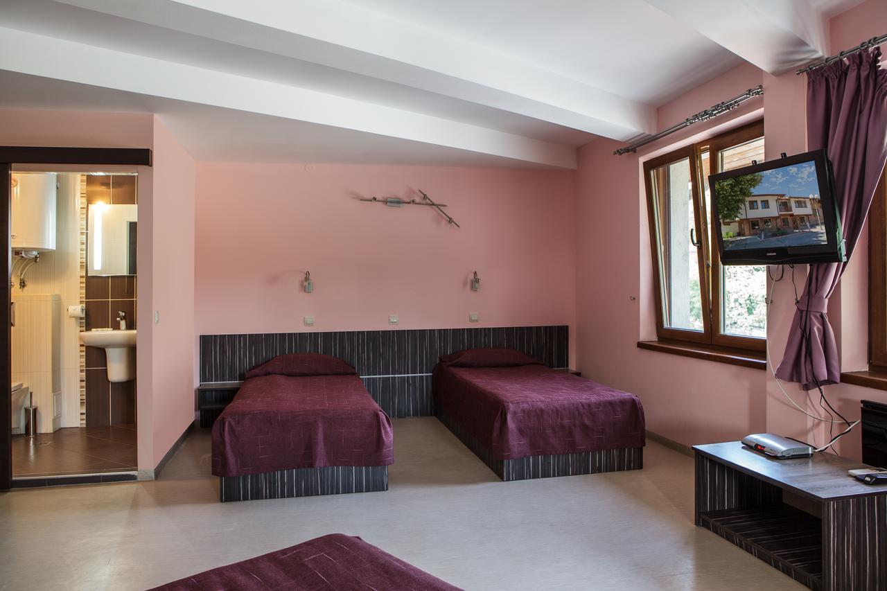 Family Hotel Kipra Bagian luar foto