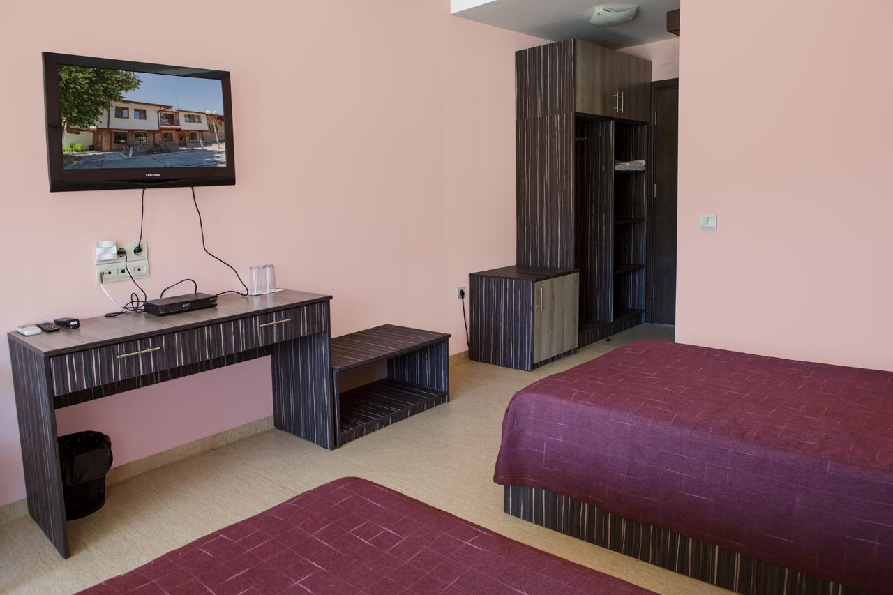 Family Hotel Kipra Bagian luar foto