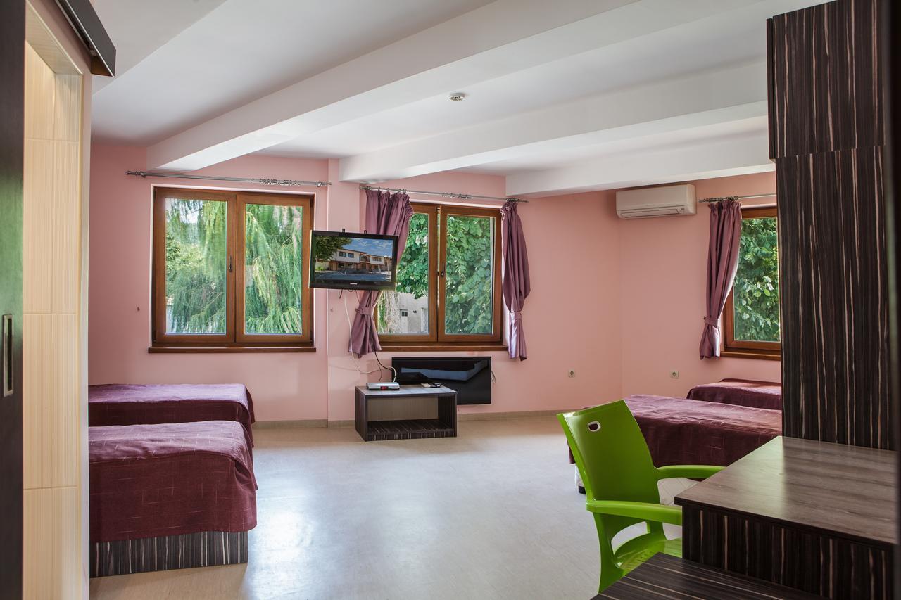 Family Hotel Kipra Bagian luar foto