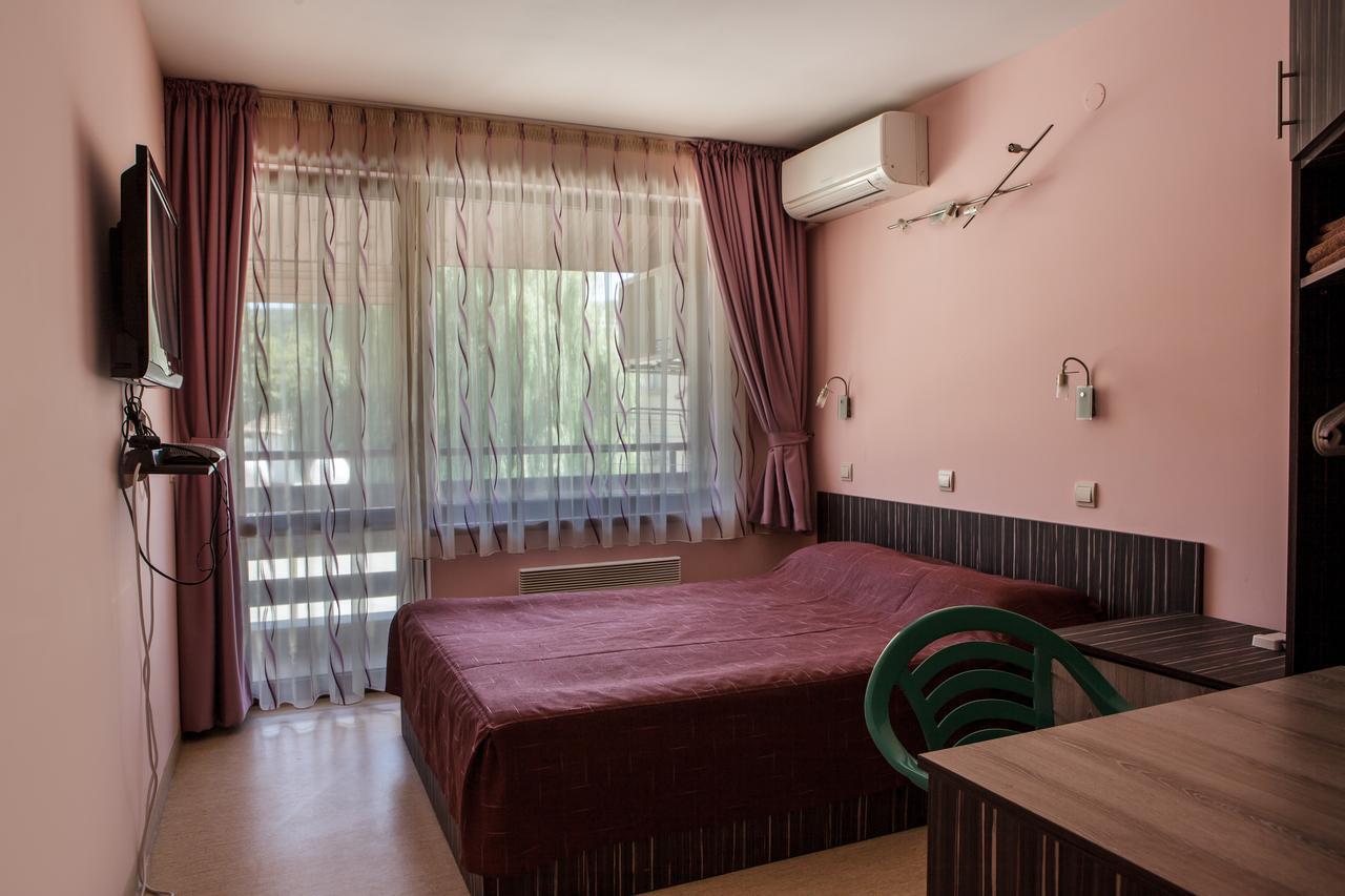 Family Hotel Kipra Bagian luar foto